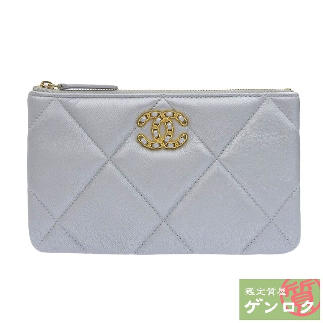 CHANEL(シャネル)の【中古】CHANEL シャネル シャネル19ポーチ ポーチ 小物入れ 化粧ポーチ シルバー レザー レディース 30番台【質屋】 レディースのファッション小物(ポーチ)の商品写真