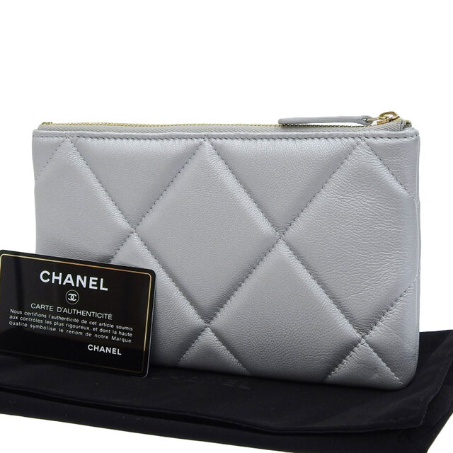 CHANEL(シャネル)の【中古】CHANEL シャネル シャネル19ポーチ ポーチ 小物入れ 化粧ポーチ シルバー レザー レディース 30番台【質屋】 レディースのファッション小物(ポーチ)の商品写真