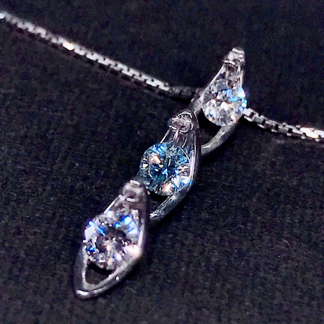 0.30ct ブルーダイヤモンド トリロジーデザイン ネックレス プラチナ