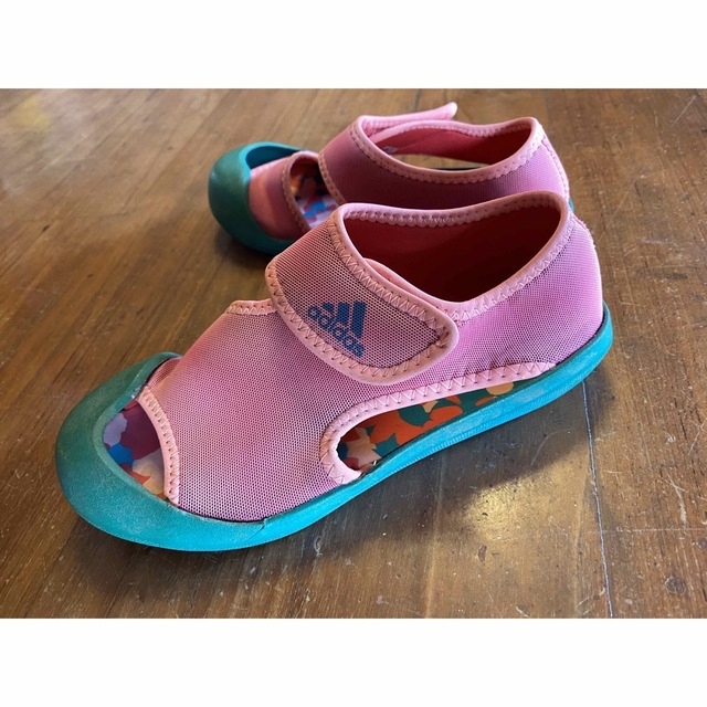 adidas(アディダス)のサンダル キッズ/ベビー/マタニティのキッズ靴/シューズ(15cm~)(サンダル)の商品写真