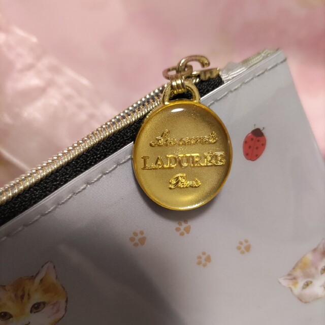 LADUREE(ラデュレ)のお値下げ LADUREE たくさんの猫さん＆グレー色＆ポンポンがかわいい ポーチ レディースのファッション小物(ポーチ)の商品写真