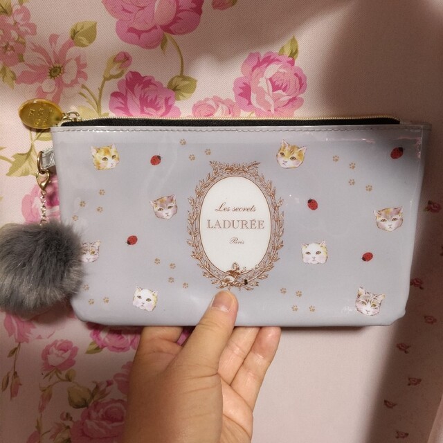 LADUREE(ラデュレ)のお値下げ LADUREE たくさんの猫さん＆グレー色＆ポンポンがかわいい ポーチ レディースのファッション小物(ポーチ)の商品写真