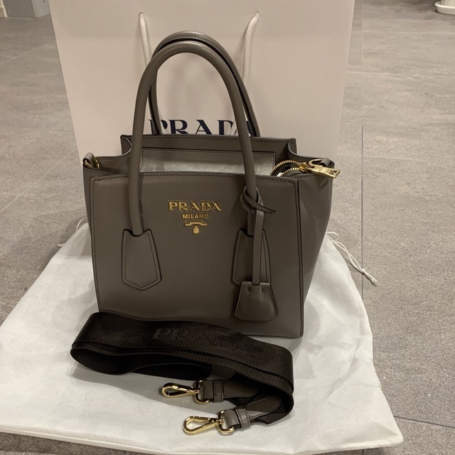 レディース新品未使用　PRADA 2 way ハンドバッグ グレージュ