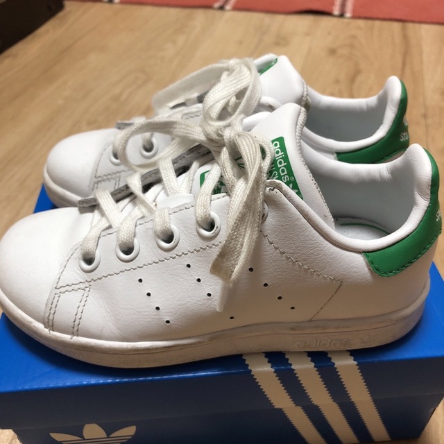 adidas(アディダス)のadidas アディダス stan smithスタンスミス キッズ キッズ/ベビー/マタニティのキッズ靴/シューズ(15cm~)(スニーカー)の商品写真