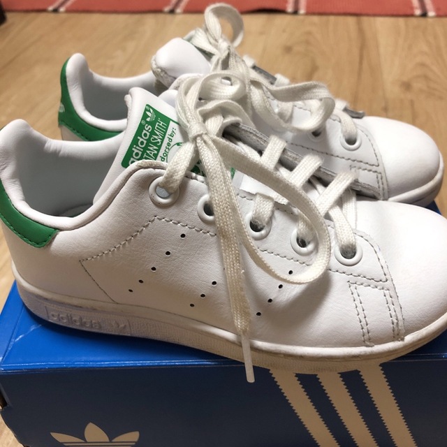 adidas(アディダス)のadidas アディダス stan smithスタンスミス キッズ キッズ/ベビー/マタニティのキッズ靴/シューズ(15cm~)(スニーカー)の商品写真