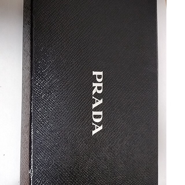 PRADA　サラフィアートトライアングル　長財布　黒