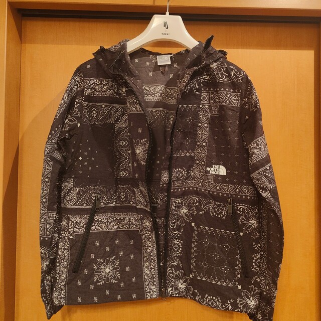 THE NORTH FACE(ザノースフェイス)の【yj_kwmt様専用】ノースフェイス バンダナ柄 コンパクトジャケット 黒 M レディースのジャケット/アウター(ナイロンジャケット)の商品写真