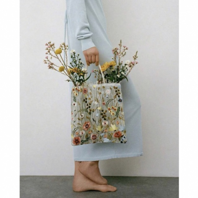 ZARA(ザラ)の花柄　刺繍バッグ レディースのバッグ(トートバッグ)の商品写真