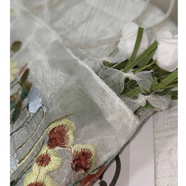 ZARA(ザラ)の花柄　刺繍バッグ レディースのバッグ(トートバッグ)の商品写真