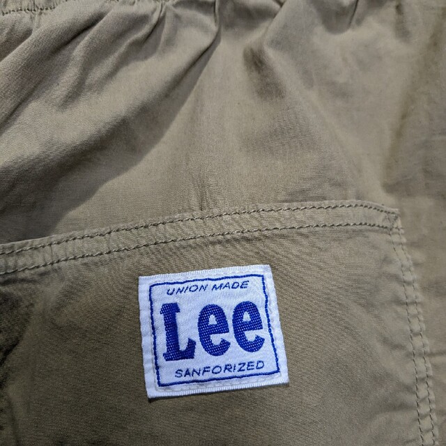 Lee(リー)のLeeイージパンツ 2本セット　サイズＬとサイズ30　デニムとベージュのパンツ メンズのパンツ(ワークパンツ/カーゴパンツ)の商品写真