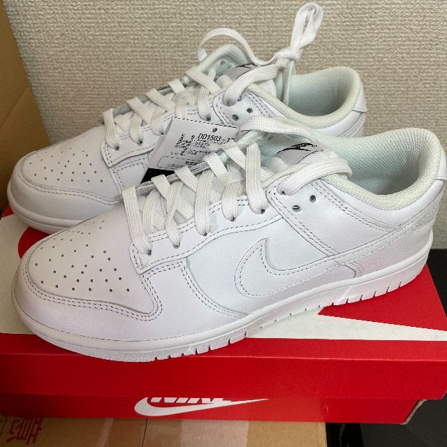 NIKE(ナイキ)のNike WMNS Dunk Low "Triple White" 24cm レディースの靴/シューズ(スニーカー)の商品写真