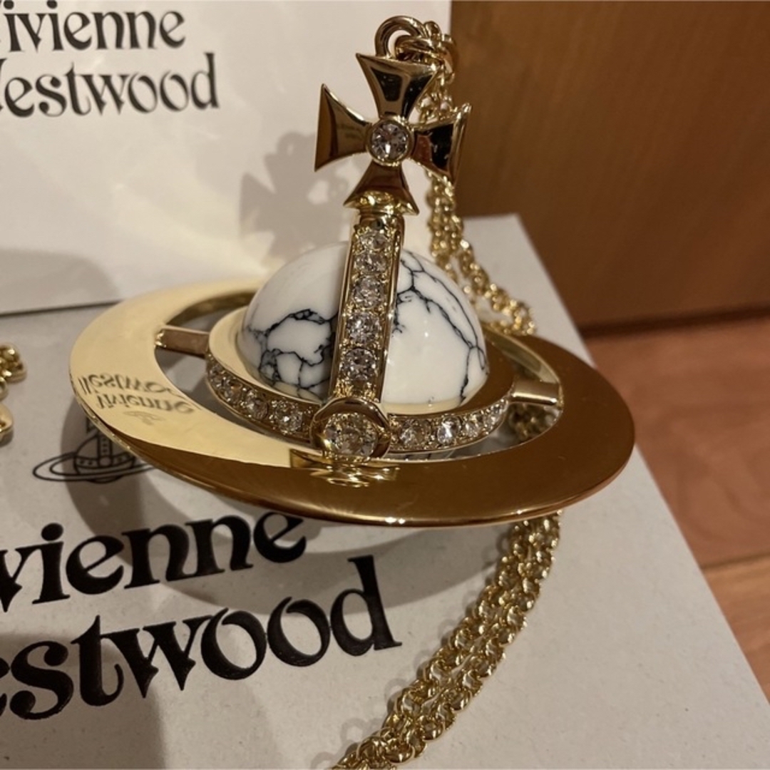 Vivienne Westwood(ヴィヴィアンウエストウッド)のいちご様専用　ヴィヴィアン　ジャイアントオーブ　ネックレス レディースのアクセサリー(ネックレス)の商品写真