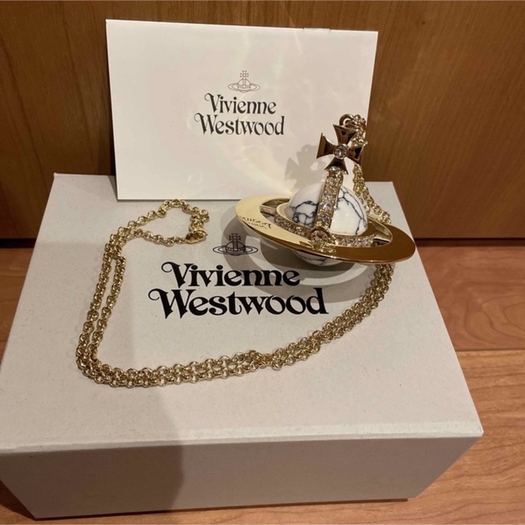 Vivienne Westwood(ヴィヴィアンウエストウッド)のいちご様専用　ヴィヴィアン　ジャイアントオーブ　ネックレス レディースのアクセサリー(ネックレス)の商品写真