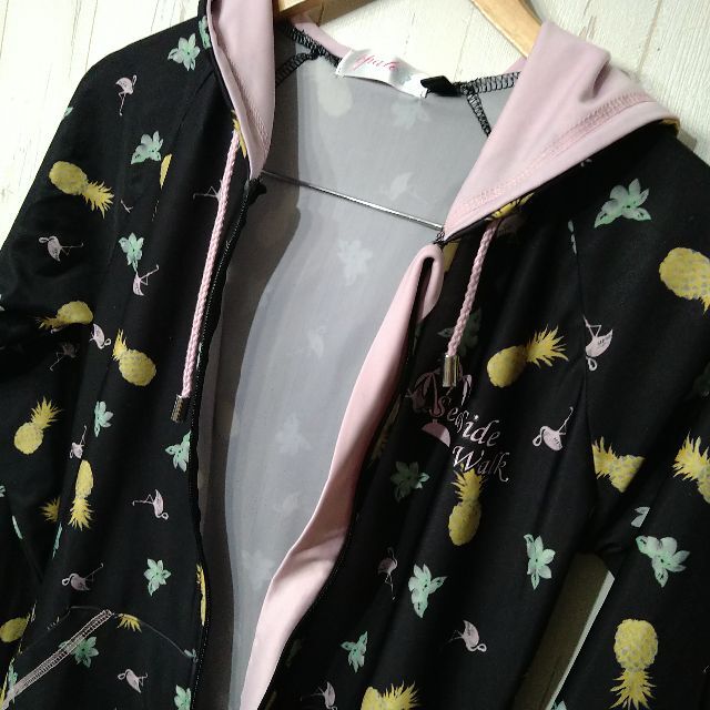 ラッシュガード　ブラック　ピンク　M フード　パーカー レディースの水着/浴衣(その他)の商品写真