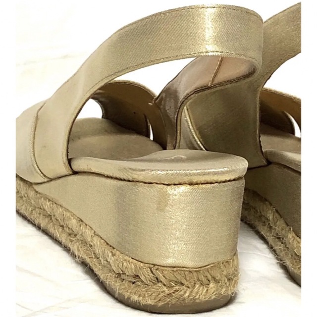 Castaner(カスタニエール)のCASTANER スクエアトゥローヒール メタリックサンダル　ゴールド レディースの靴/シューズ(サンダル)の商品写真