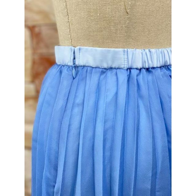 ROSE BUD(ローズバッド)の新品 未使用 ローズバッド 光沢プリーツ スカート フリーサイズ ブルー レディースのスカート(ロングスカート)の商品写真