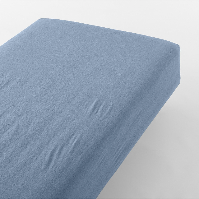 MUJI (無印良品)(ムジルシリョウヒン)の新品　セミダブル SD　無印良品　洗いざらしボックスシーツ スモーキーブルー 青 インテリア/住まい/日用品の寝具(シーツ/カバー)の商品写真