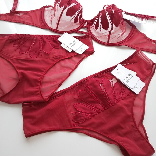 Simone Perele(シモーヌペレール)の☆シモーヌ ペレール☆E70  新品 レディースの下着/アンダーウェア(ブラ&ショーツセット)の商品写真