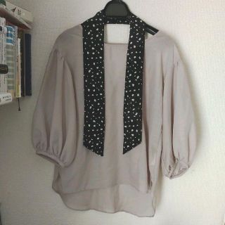 ダブルクローゼット(w closet)のタグ付未使用。w closetスカーフ付ブラウス(シャツ/ブラウス(長袖/七分))