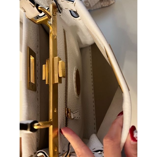 FENDI(フェンディ)の FENDI ピーカブー　セレリア　レギュラー　ホワイトゴールド金具 レディースのバッグ(ハンドバッグ)の商品写真