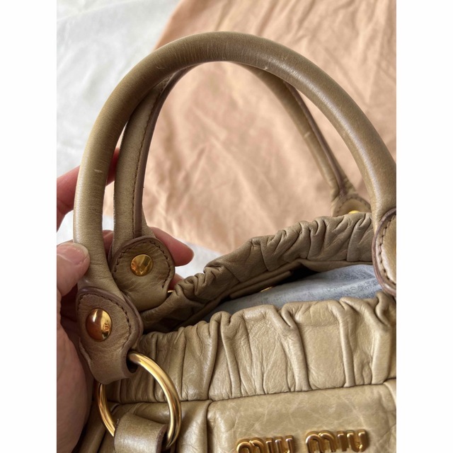 miumiu(ミュウミュウ)の♦︎ミュウミュウ miumiu ショルダーバッグ 2way ベージュ 本革♦︎ レディースのバッグ(ショルダーバッグ)の商品写真