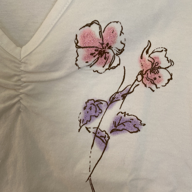 ラメ入りお花のプリント　Vネックカットソー　綿100% レディースのトップス(カットソー(半袖/袖なし))の商品写真