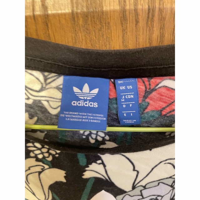 adidas(アディダス)のAdidas レディース 半袖 黒 花柄 M レディースのトップス(Tシャツ(半袖/袖なし))の商品写真