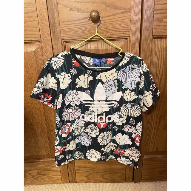 adidas(アディダス)のAdidas レディース 半袖 黒 花柄 M レディースのトップス(Tシャツ(半袖/袖なし))の商品写真