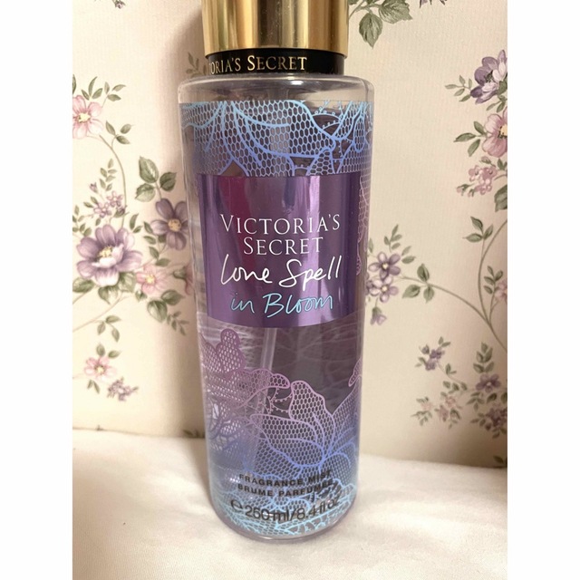 Victoria's Secret(ヴィクトリアズシークレット)のVictoria's Secret Love spell in bloom コスメ/美容の香水(香水(女性用))の商品写真