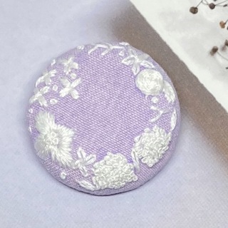 ホワイトリース 刺繍ブローチ　ハンドメイド(コサージュ/ブローチ)