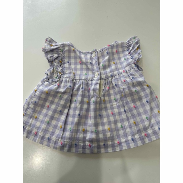 GAP(ギャップ)のGap ギンガムチェック　肩フリルトップス キッズ/ベビー/マタニティのベビー服(~85cm)(シャツ/カットソー)の商品写真