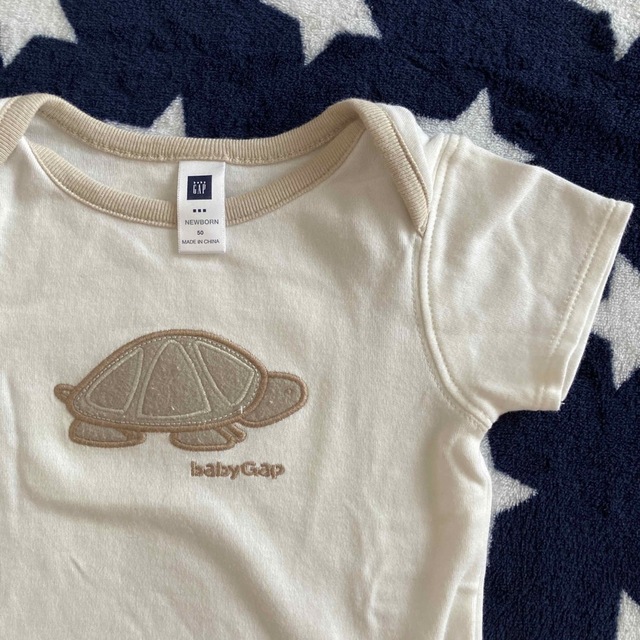 babyGAP(ベビーギャップ)のbabyGAP半袖ボディスーツ2枚セット キッズ/ベビー/マタニティのベビー服(~85cm)(ロンパース)の商品写真