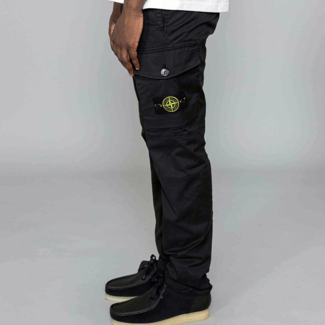 STONE ISLAND(ストーンアイランド)の4 STONE ISLAND ブラック カーゴパンツ size 32 メンズのパンツ(ワークパンツ/カーゴパンツ)の商品写真