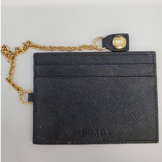 プラダ(PRADA)の【美品】プラダ 定期入れ パスケース  ゴールドチェーン(名刺入れ/定期入れ)