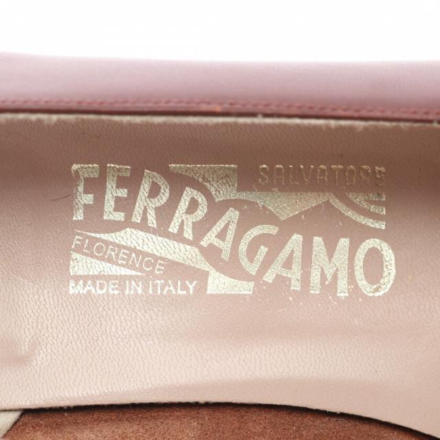 Salvatore Ferragamo(サルヴァトーレフェラガモ)のヴァラリボン ラウンドトゥ パンプス レザー ブラウン レディースの靴/シューズ(ハイヒール/パンプス)の商品写真