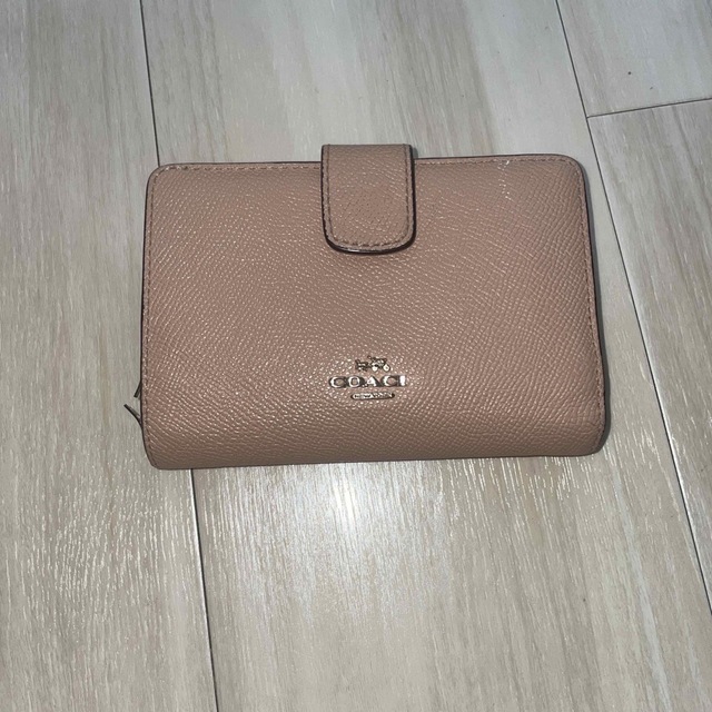 COACH(コーチ)のcoach 二つ折り財布　ベージュ レディースのファッション小物(財布)の商品写真