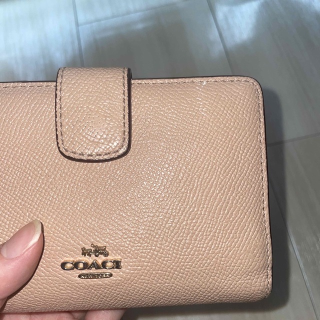 COACH(コーチ)のcoach 二つ折り財布　ベージュ レディースのファッション小物(財布)の商品写真