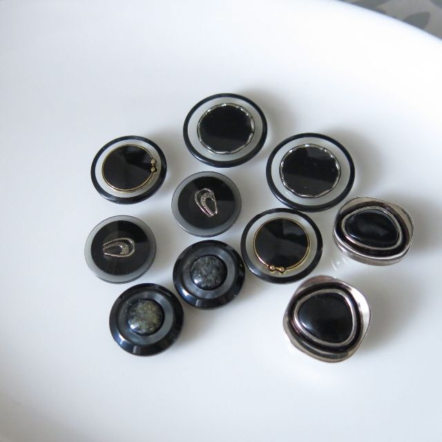 ①ブラック系　5ペア　10個　ヴィンテージボタン　レトロボタン　ボタンセット　 ハンドメイドの素材/材料(各種パーツ)の商品写真
