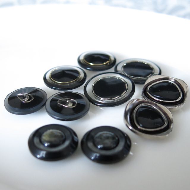 ①ブラック系　5ペア　10個　ヴィンテージボタン　レトロボタン　ボタンセット　 ハンドメイドの素材/材料(各種パーツ)の商品写真