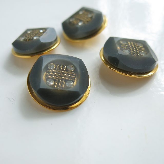 ⑤高級　ヴィンテージボタン　4個セット　メタルボタン　ビンテージボタン　レトロ ハンドメイドの素材/材料(各種パーツ)の商品写真