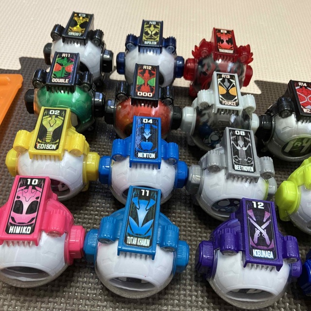 BANDAI(バンダイ)の仮面ライダーゴースト変身ベルト&アイコン18個セット エンタメ/ホビーのフィギュア(特撮)の商品写真