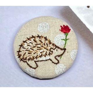 お花 はりねずみ 刺繍ブローチ　ハンドメイド(コサージュ/ブローチ)