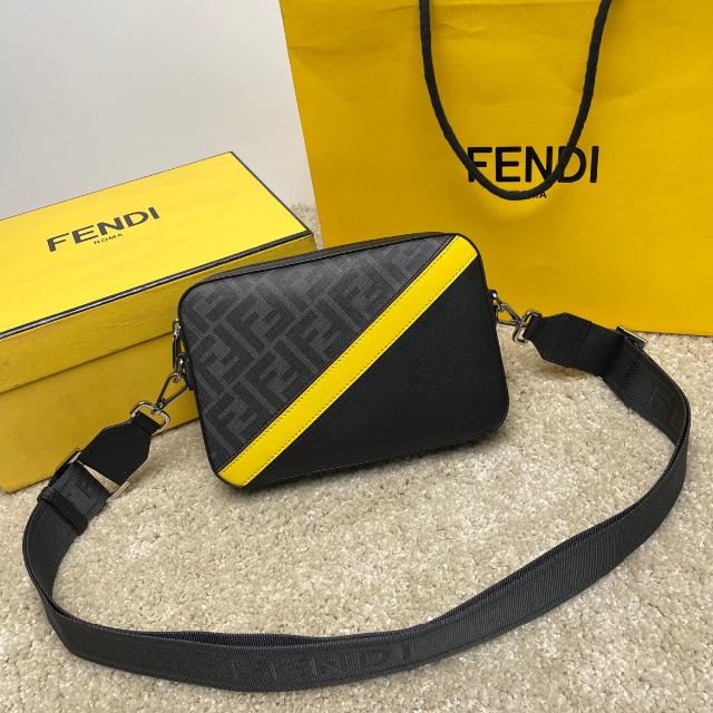 FENDI - FENDI(フェンディ) カメラケース　グレーファブリックバッグ