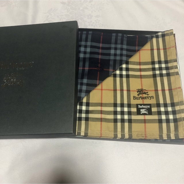 BURBERRY(バーバリー)のバーバリー　ハンカチ　二枚セット　綿　未使用品 メンズのファッション小物(ハンカチ/ポケットチーフ)の商品写真