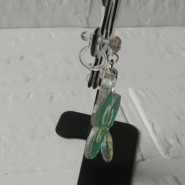 クローバーモチーフのイヤリング ハンドメイドのアクセサリー(イヤリング)の商品写真