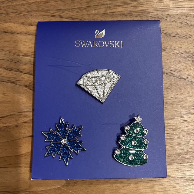 SWAROVSKI(スワロフスキー)のSWAROVSKI 非売品　enamel pin set レディースのアクセサリー(ブローチ/コサージュ)の商品写真