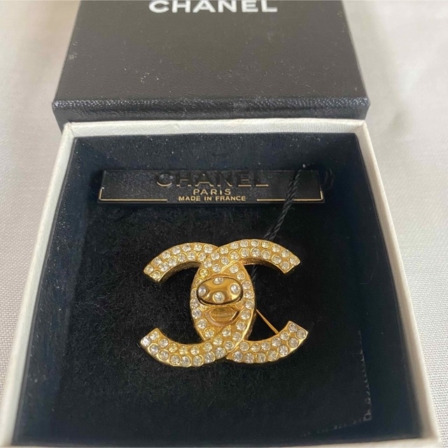 大人気!美品!CHANEL シャネルターンロックストーンブローチ