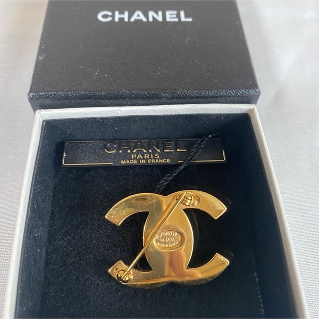 CHANEL(シャネル)の大人気！美品！CHANEL シャネルターンロックストーンブローチ レディースのアクセサリー(ブローチ/コサージュ)の商品写真