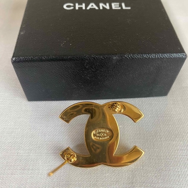 CHANEL(シャネル)の大人気！美品！CHANEL シャネルターンロックストーンブローチ レディースのアクセサリー(ブローチ/コサージュ)の商品写真