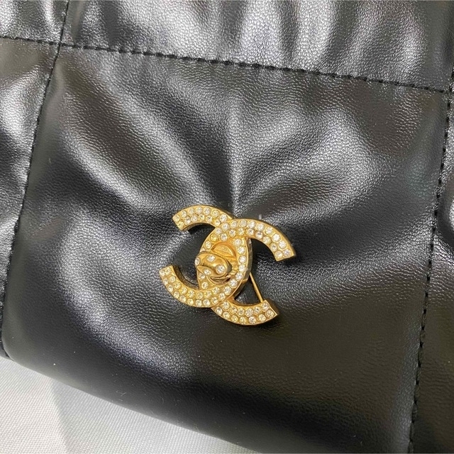 大人気!美品!CHANEL シャネルターンロックストーンブローチ